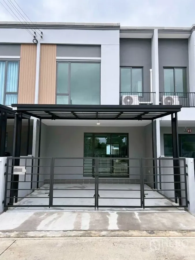 ทาวน์เฮาส์ ให้เช่าในBang Phli, Samut Prakan - หน้าบ้านทาวน์เฮ้าส์สองชั้นสไตล์โมเดิร์น พร้อมโรงจอดรถมิดชิดที่บางพลี