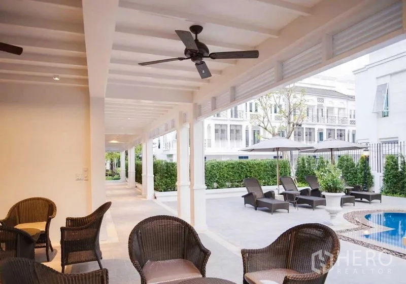 ทาวน์เฮาส์ ให้เช่าในPhra Khanong, Bangkok - ระเบียงทางเดินมีเก้าอี้หวาย มองเห็นดาดฟ้าสระว่ายน้ำ