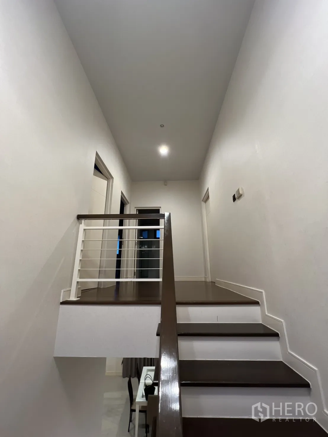 บ้าน ให้เช่าหรือขายในBang Kapi, Bangkok - โถงชั้นบนมีโคมไฟแขวนและหน้าต่างสูง