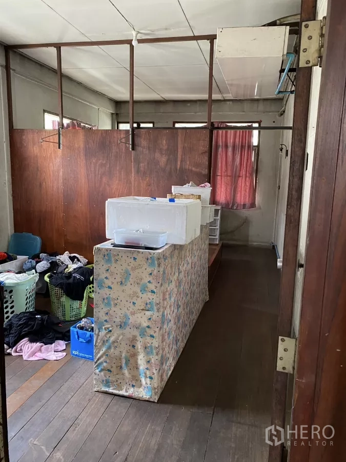 店屋 出租在Khlong Toei, Bangkok - 楼上房间木地板与窗户，用作储物空间。