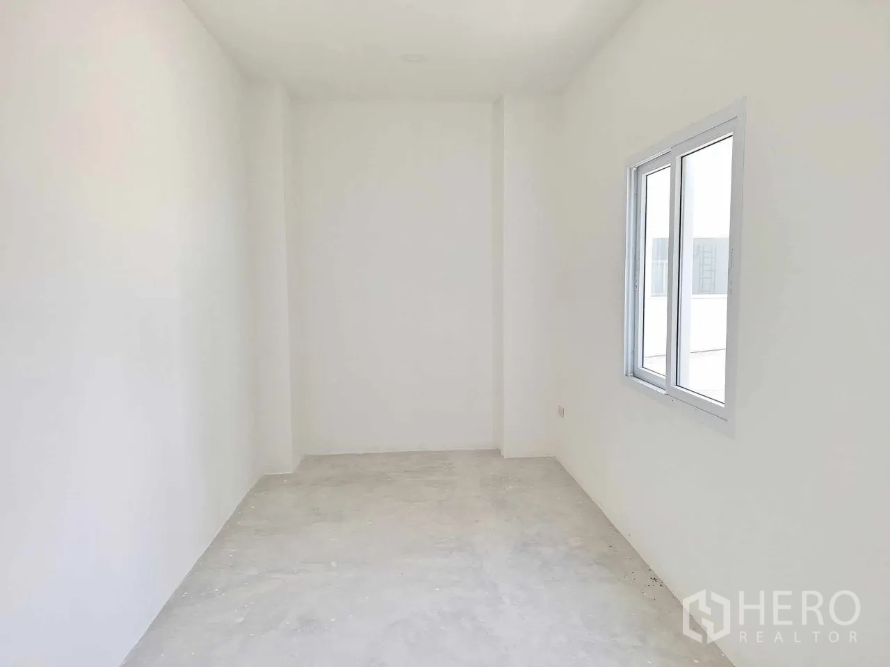 Office Space for sale in Bueng Kum, Bangkok - Compact meeting room or storage with natural light.