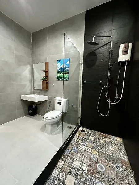 独立式住宅 出租在Prawet, Bangkok - 现代卫浴，雨淋花洒、黑色重点墙与花纹地砖。