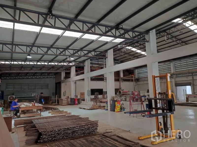 คลังสินค้า ขายในLat Krabang, Bangkok - พื้นที่โกดังเพดานสูง เสากลาง ช่องลม และประตูม้วนด้านท้าย