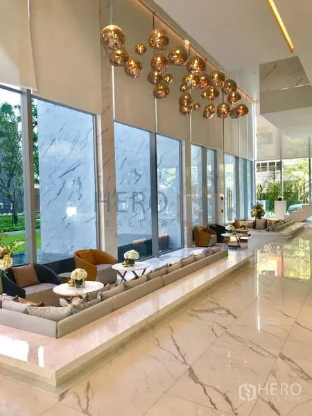 คอนโด ให้เช่า - โซนรับรองกว้างขวาง มีโคมแขวน และกระจกสูงจรดเพดาน