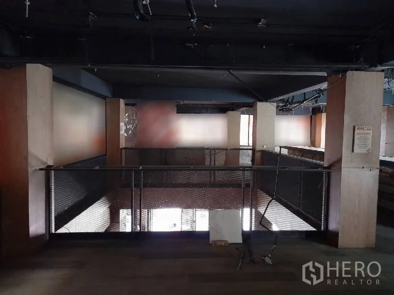 店屋 出租 - 夹层空间，金属栏杆俯瞰一层，工业风顶面。