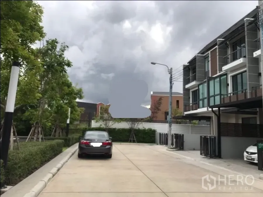 ทาวน์เฮาส์ ขายในLat Phrao, Bangkok - ทาวน์เฮ้าส์ 3 ชั้นสไตล์โมเดิร์น พร้อมถนนโครงการกว้าง พื้นที่จอดรถและสวนหย่อม ที่ลาดพร้าว กรุงเทพฯ ใต้ท้องฟ้าครึ้ม