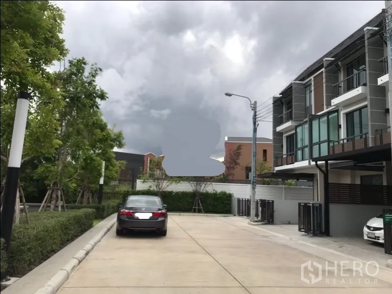 ทาวน์เฮาส์ ขายในLat Phrao, Bangkok - ทาวน์เฮ้าส์ 3 ชั้นสไตล์โมเดิร์น พร้อมถนนโครงการกว้าง พื้นที่จอดรถและสวนหย่อม ที่ลาดพร้าว กรุงเทพฯ ใต้ท้องฟ้าครึ้ม