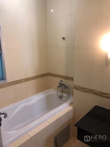 คอนโด ให้เช่าในRatchathewi, Bangkok - ห้องน้ำพร้อมอ่างอาบน้ำบิลท์อินและผนังกระเบื้องโทนอ่อน