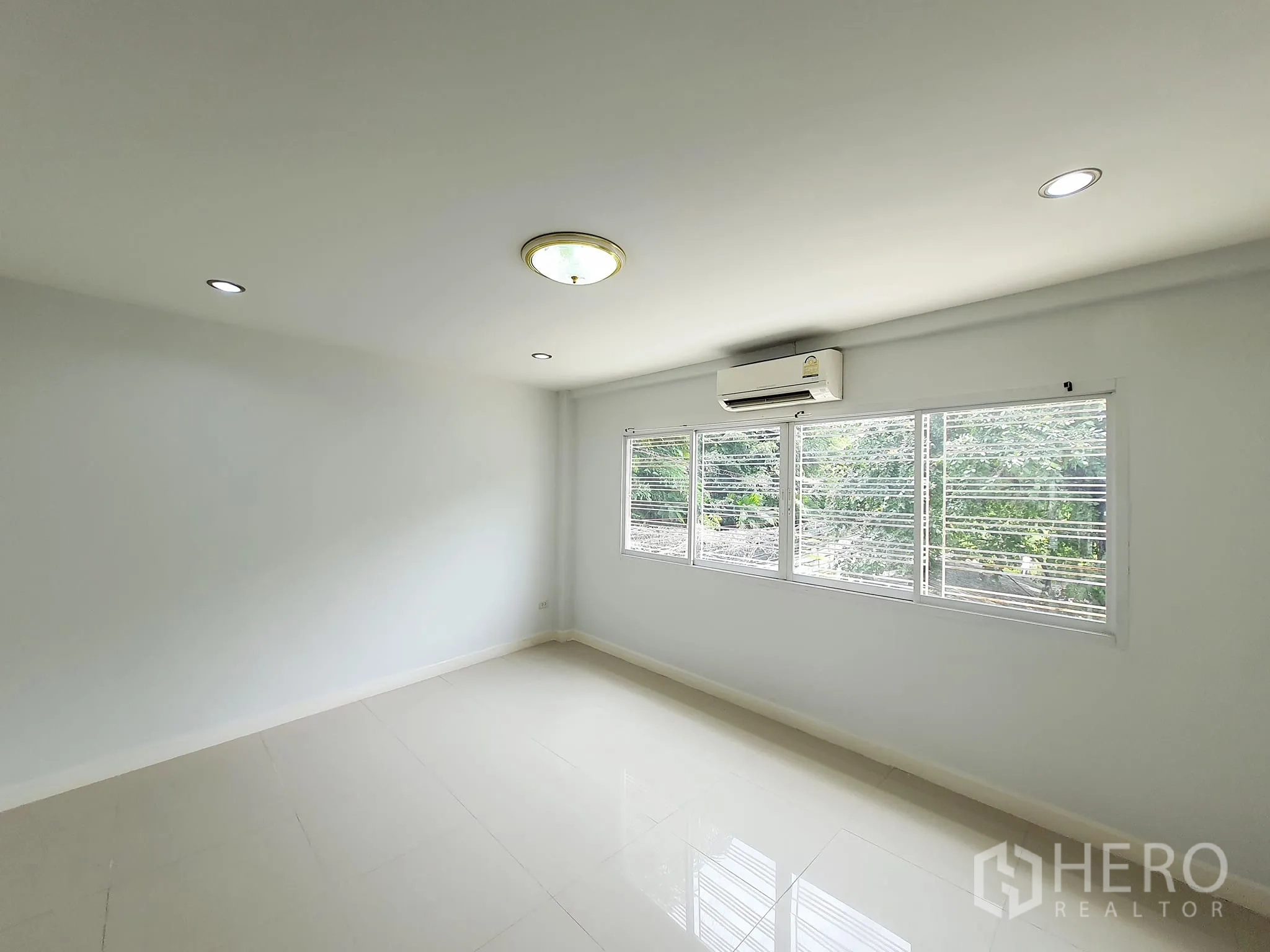 สำนักงานที่บ้าน ให้เช่าในKhlong Toei, Bangkok - ห้องนอนขนาดใหญ่ หน้าต่างยาว เครื่องปรับอากาศ และพื้นกระเบื้องมัน