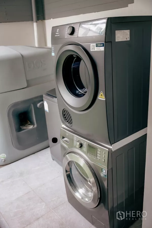 独立式住宅 出租或出售在Bang Phli, Samut Prakan - 洗衣区，叠放式洗衣机与烘干机。