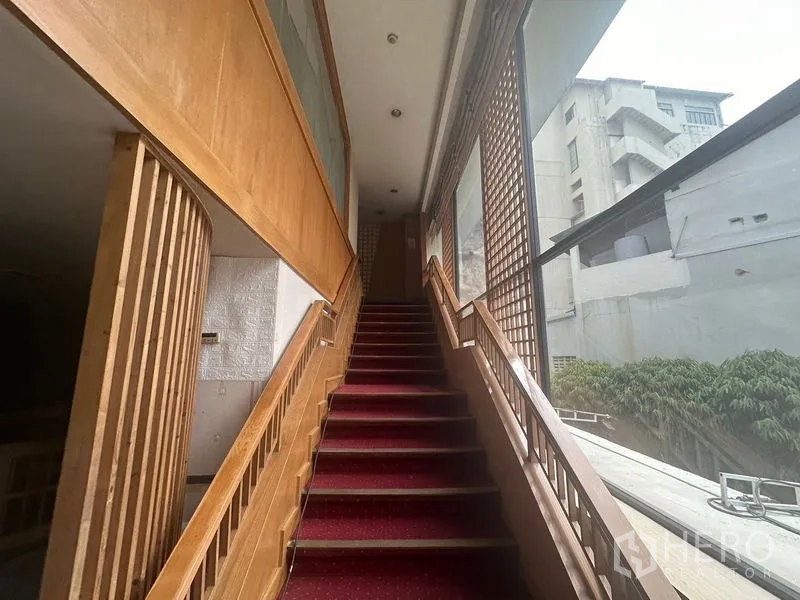 零售空间 出租在Bang Rak, Bangkok - 步石式通道，白卵石边缘，可见木质包厢