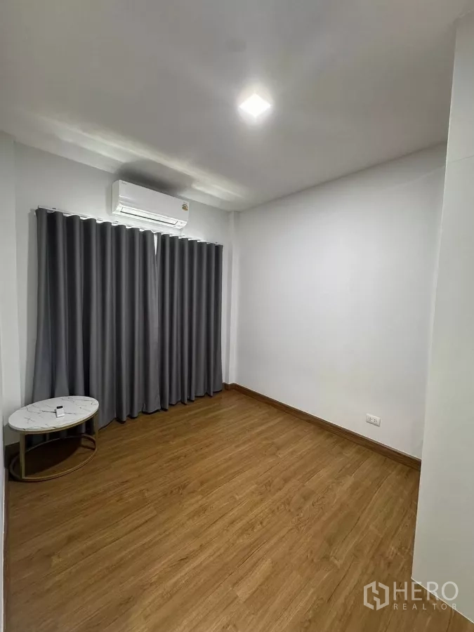 Detached House for rent in Bang Phli, Samut Prakan - Third bedroom or multipurpose room with wood floor, air-conditioning and blackout drapes.