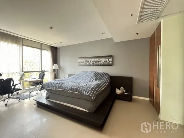คอนโด ขายในKhlong San, Bangkok - ห้องนอนหลักกว้าง เตียงแพลตฟอร์ม พร้อมมุมทำงานข้างหน้าต่าง