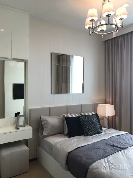 คอนโด ให้เช่าหรือขายในWatthana, Bangkok - ห้องนอนสว่างพร้อมหัวเตียงบุผ้า ชุดเครื่องนอนโทนเทา โคมระย้า และโต๊ะเครื่องแป้ง