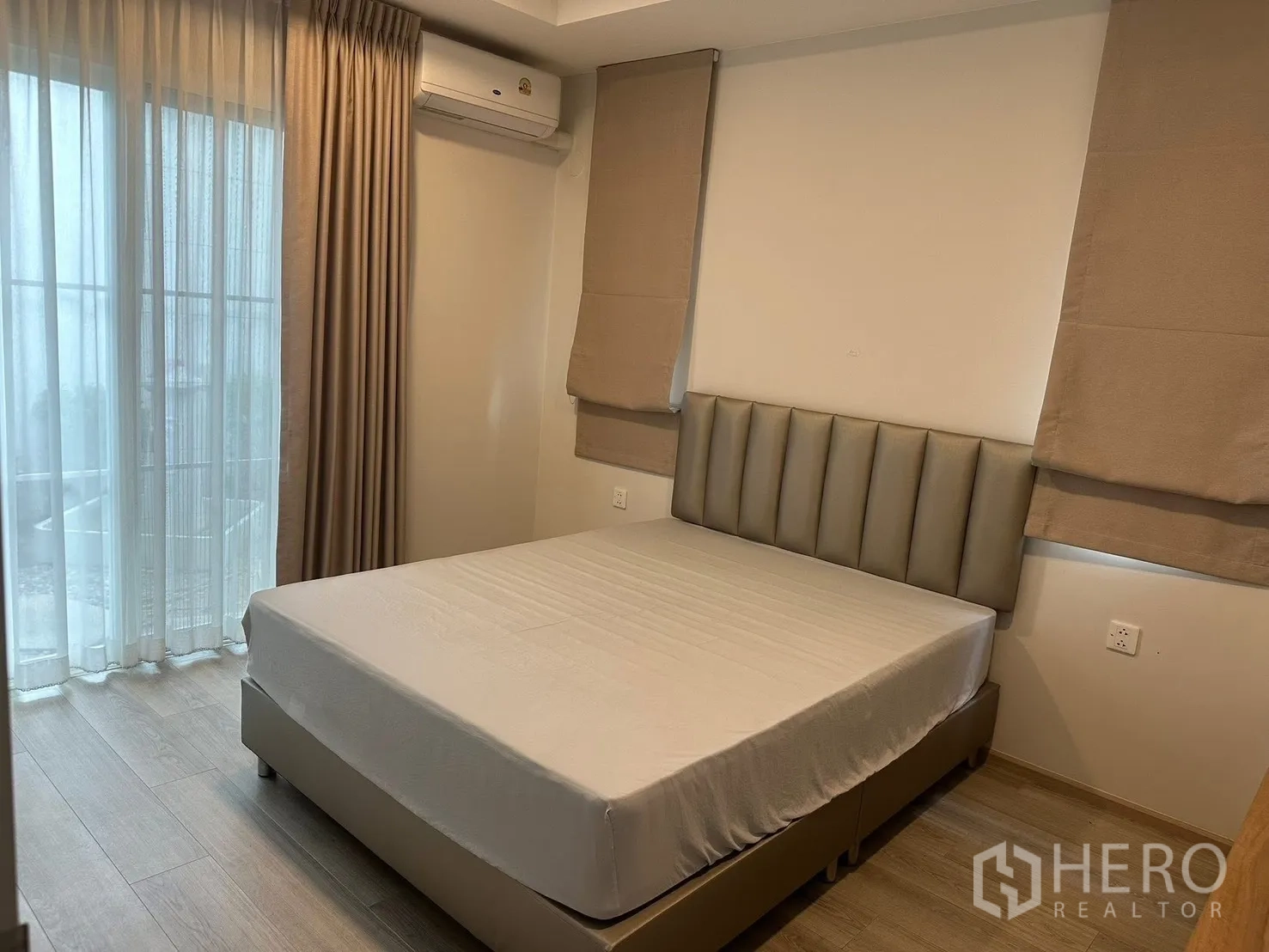 Detached House for rent in Bang Phli, Samut Prakan - Bedroom with bed, curtains, air conditioner, and balcony-style glass door.