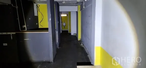 สำนักงานที่บ้าน ให้เช่าในSathon, Bangkok - โถงทางเดินมีฉากกั้นไปยังห้องน้ำ เดินท่อและสายไฟโชว์ ผนังสีเทา-เหลือง