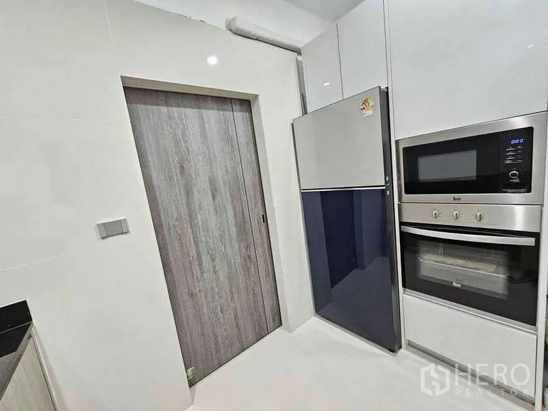 独立式住宅 出租在Prawet, Bangkok - 厨房高柜内置烤箱、微波炉和双门冰箱