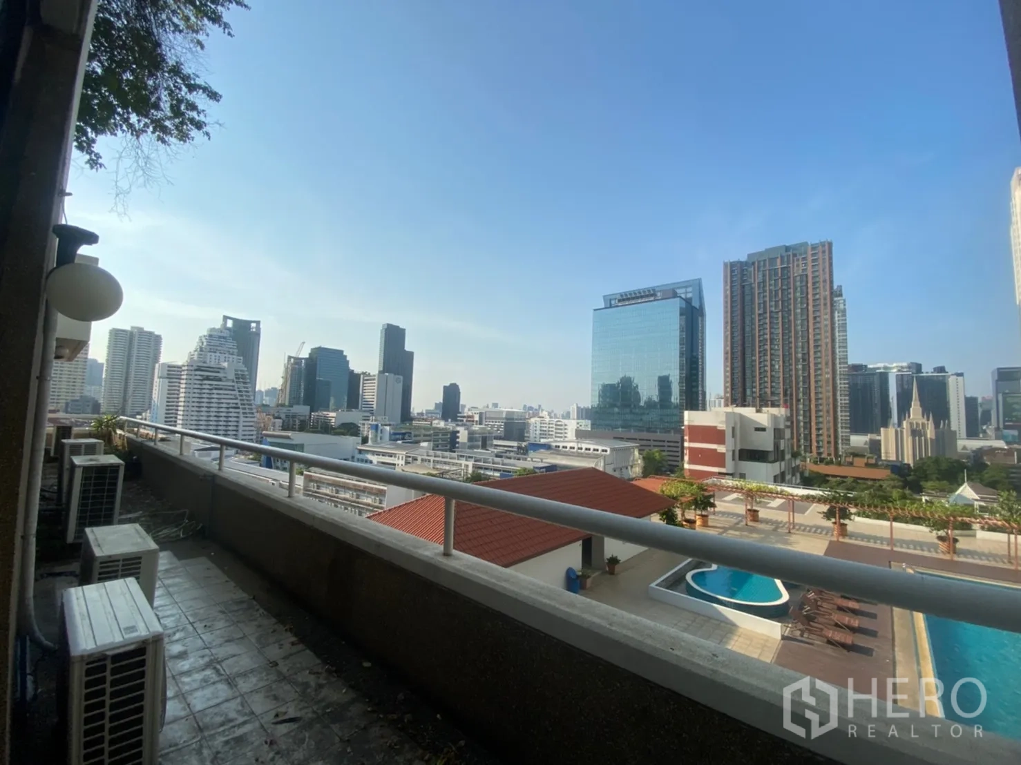 คอนโด ให้เช่าหรือขายในWatthana, Bangkok - ระเบียงยาวมองเห็นเส้นขอบฟ้าเมืองกรุงเทพฯ และสระว่ายน้ำด้านล่าง