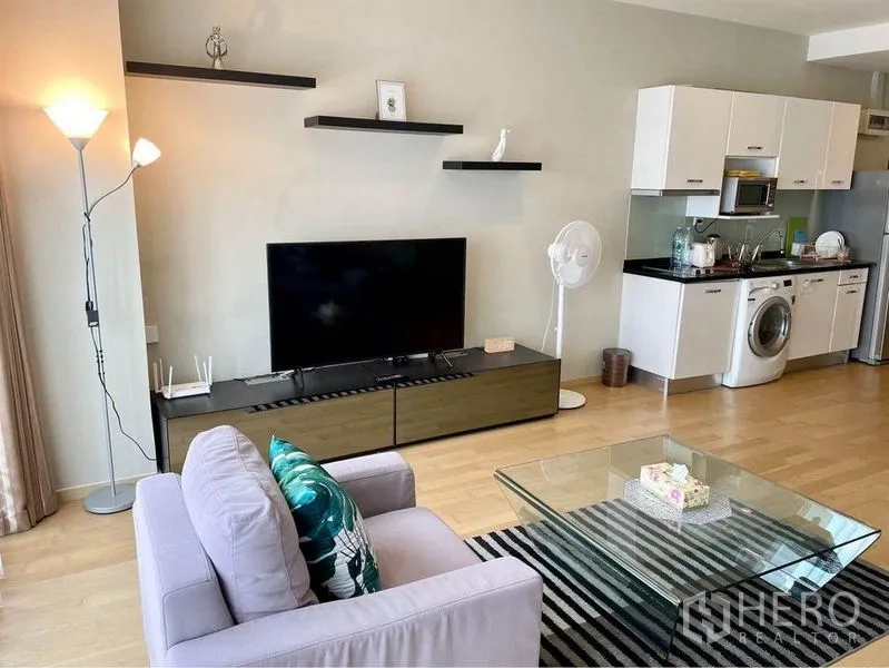 คอนโด ให้เช่าในWatthana, Bangkok - โซนรับแขกแบบโอเพ่นแพลน มีชั้นวางทีวี ชั้นลอย และแพนทรี่พร้อมเครื่องซักผ้า