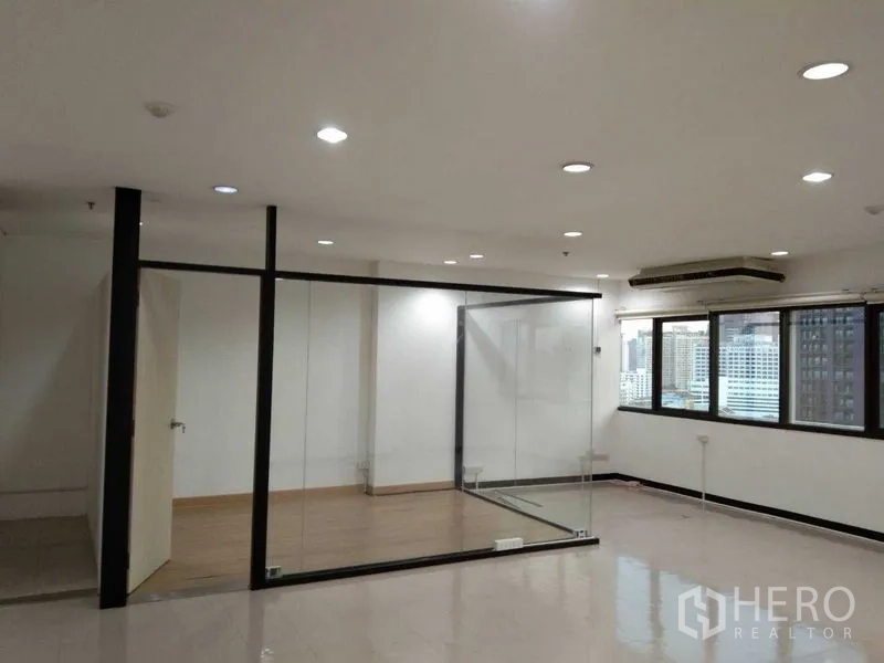 Office Space for rent in Watthana, Bangkok - Glass meeting box beside windows in a white open-plan office with air-conditioning.