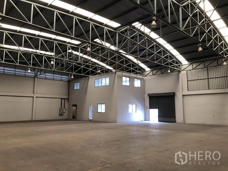 工厂 出租在Pathum Thani - 开阔的生产/仓储地面，钢桁架屋顶与多个装卸门