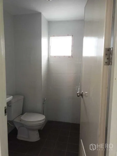Shophouse for sale in Bueng Kum, Bangkok - Simple bathroom with toilet and a window for ventilation.