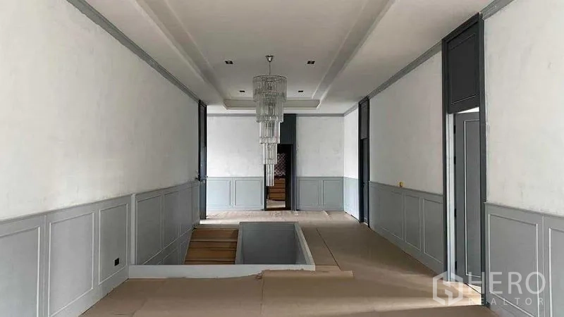 บ้าน ขายในMueang Nonthaburi, Nonthaburi - ชั้นลอยด้านบน โคมระย้าเหนือช่องบันได ผนังกรุไม้และพื้นที่ยาว