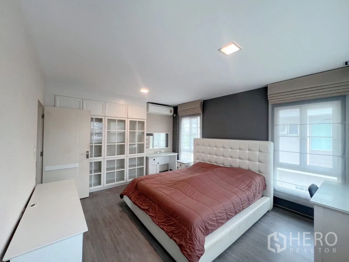 独立式住宅 出租或出售在Bang Phli, Samut Prakan - 采光充足的主卧，灰色重点墙与大床