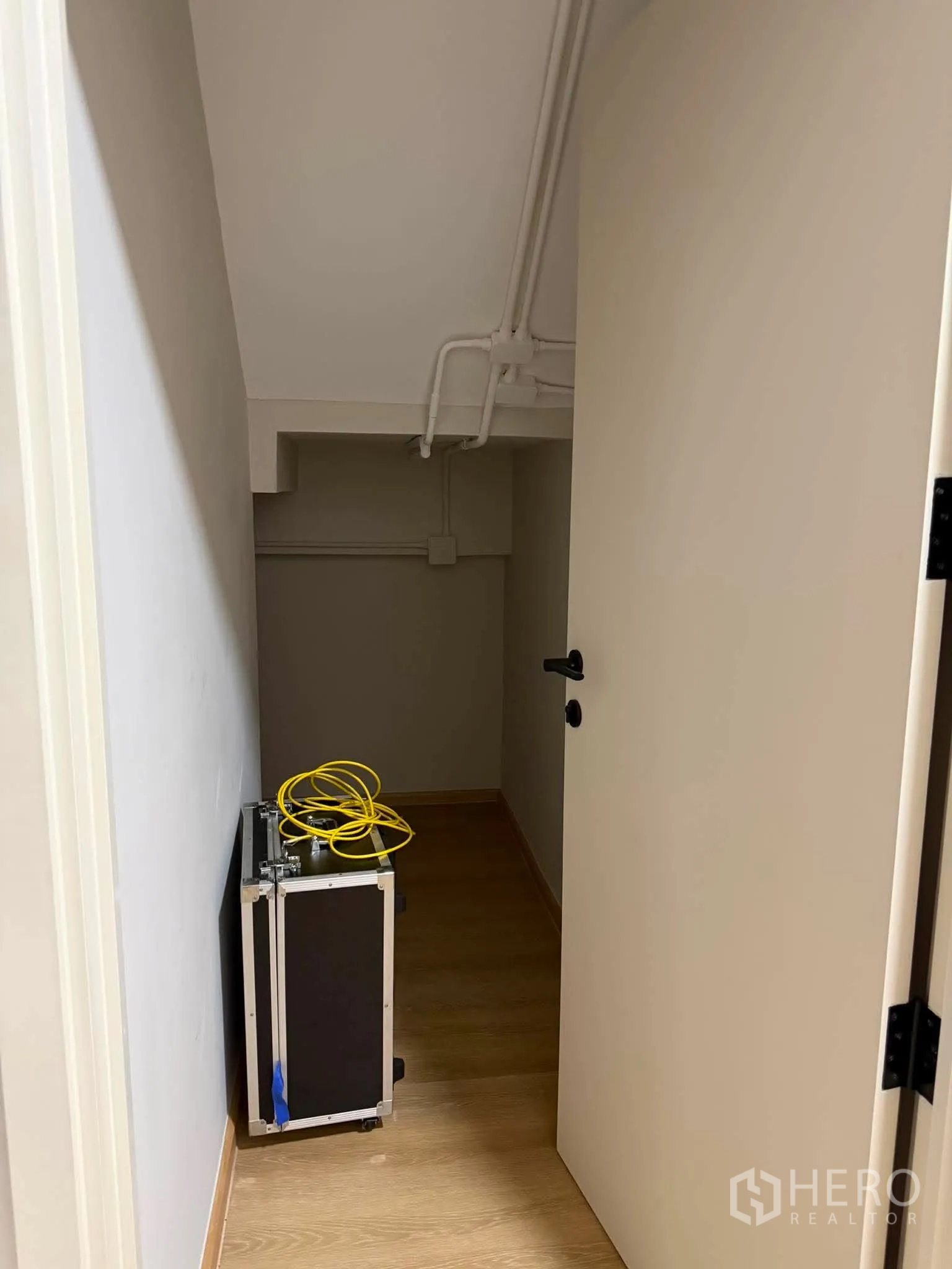 โฮมออฟฟิศ for rent in Phra Khanong, Bangkok - ห้องเก็บของใต้บันไดมีท่อเดินโชว์และพื้นไม้