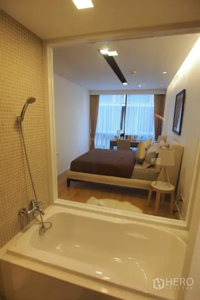 คอนโด ให้เช่าในPathum Wan, Bangkok - อ่างอาบน้ำพร้อมฝักบัวแบบมือถือ มีช่องกระจกมองสู่ห้องนอน