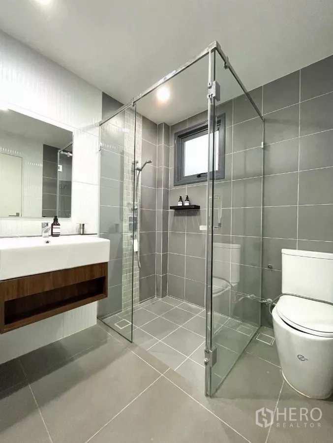 บ้าน ให้เช่าในSaphan Sung, Bangkok - ห้องน้ำโมเดิร์น ฉากกั้นกระจก และกระเบื้องสีเทา.