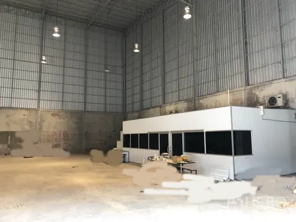 货栈 出租在Lam Luk Ka, Pathum Thani - 仓库内部空间开阔，超高钢结构屋顶，配有玻璃隔断办公室。