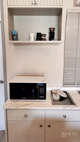 ทาวน์เฮาส์ ให้เช่าในBang Phli, Samut Prakan - มุมครัวท็อปลายหินอ่อน อ่างล้างจานและไมโครเวฟในตู้บิวท์อิน