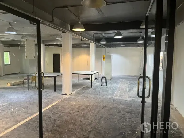 零售空间 出租在Pathum Wan, Bangkok - 宽敞原始商铺空间，立柱与吊灯，可按需装修布置。