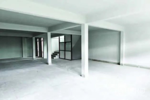 อาคารพาณิชย์ ให้เช่าในWatthana, Bangkok - ชั้นการค้าโล่ง มีคานเสาและผนังกระจกใกล้บันได