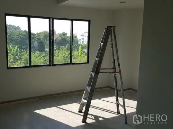 ทาวน์เฮาส์ ให้เช่าในBueng Kum, Bangkok - ห้องนอนกว้างหน้าต่างบานใหญ่ รับวิวสีเขียวของย่านและแสงธรรมชาติ