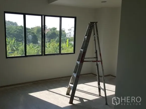 ทาวน์เฮาส์ ให้เช่าในBueng Kum, Bangkok - ห้องนอนกว้างหน้าต่างบานใหญ่ รับวิวสีเขียวของย่านและแสงธรรมชาติ