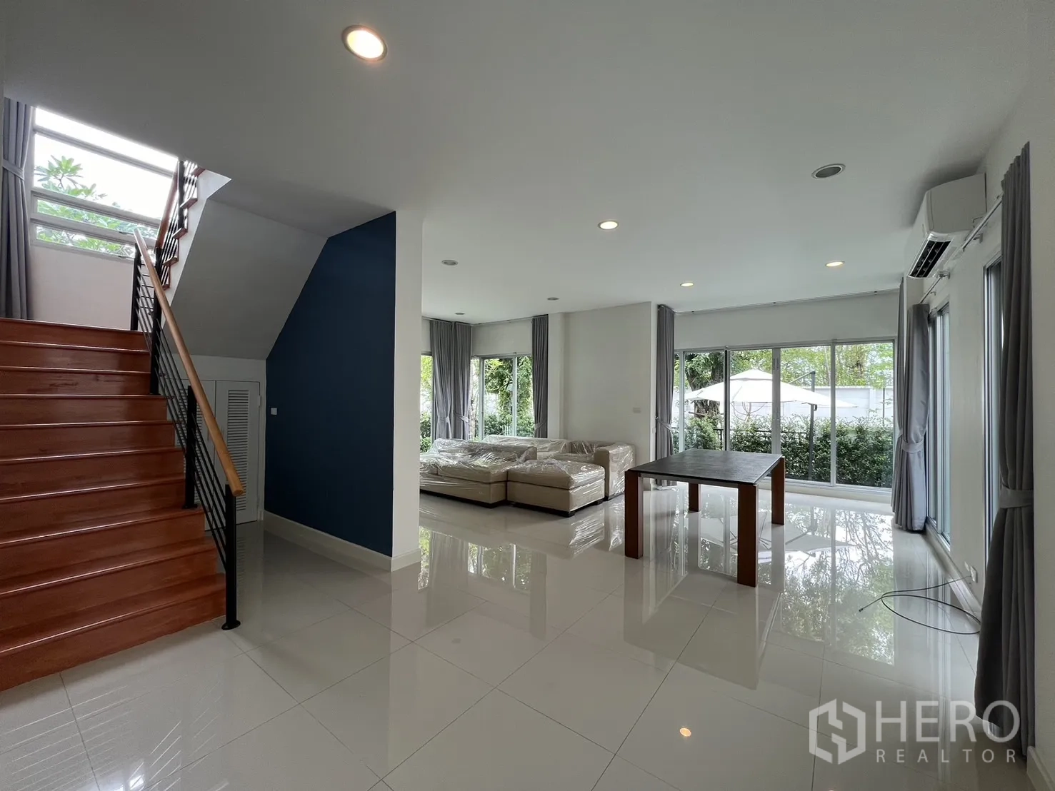 独立式住宅 出租在Saphan Sung, Bangkok - 采光充足的开放式客餐厅，带楼梯、沙发与餐桌