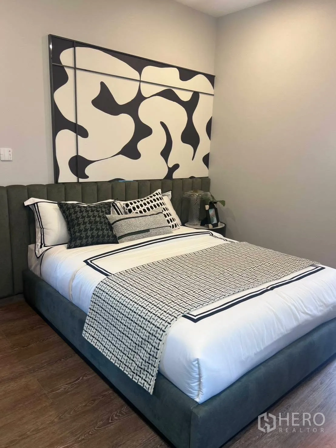 บ้านเดี่ยว for rent or sale in Bang Phli, Samut Prakan - ห้องนอนรองพร้อมงานศิลป์ผนังเด่นและเตียงคู่ปูผ้าเรียบร้อย.