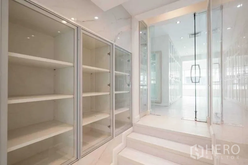 บ้าน ขายในWatthana, Bangkok - ตู้โชว์บิลท์อินบานกระจกบริเวณชานพักบันไดเชื่อมประตูกระจก