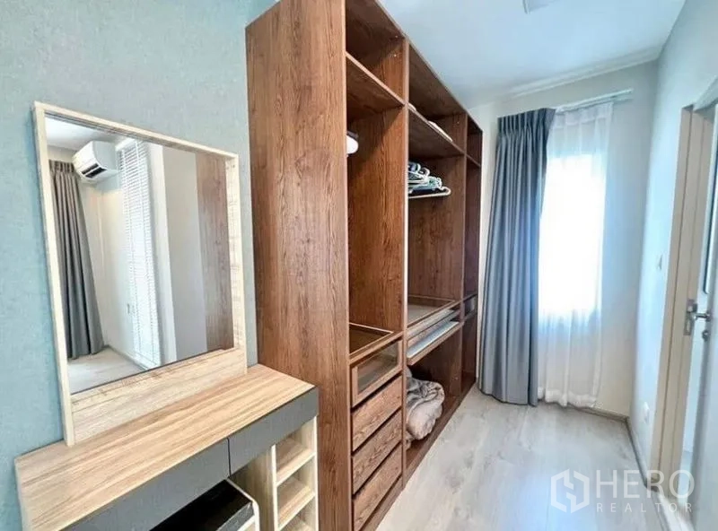 บ้าน ให้เช่า - ห้องแต่งตัวพร้อมตู้เสื้อผ้าไม้แบบเปิดและโต๊ะเครื่องแป้ง