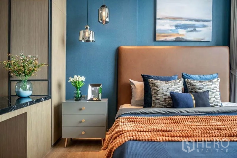 公寓 出租在Khlong Toei, Bangkok - 床头柜摆放花瓶与装饰，吊灯与软包床头