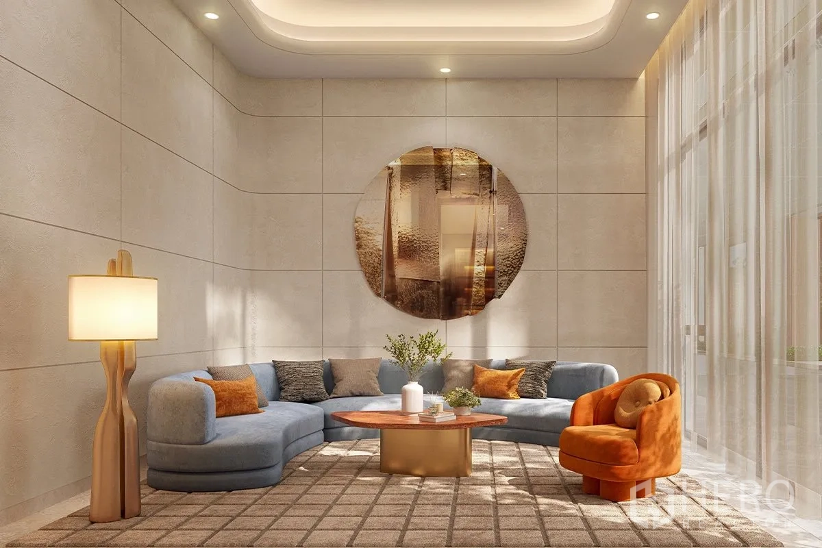 公寓 for sale in Watthana, Bangkok - 挑高会客休息区，弧形沙发与橙色单椅、茶几与柔和灯光