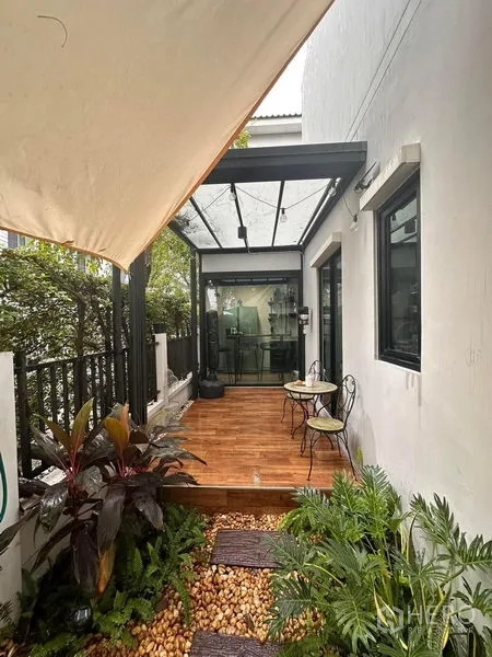 ทาวน์เฮาส์ ขายในWang Thonglang, Bangkok - ชานไม้กลางสวน มีกันสาดและต้นไม้ เข้าถึงครัวได้