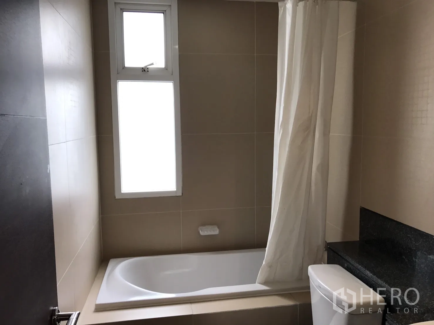 คอนโด ให้เช่าในWatthana, Bangkok - ห้องน้ำอีกห้องมีอ่างอาบน้ำ ม่านกั้น และหน้าต่างรับแสงธรรมชาติ