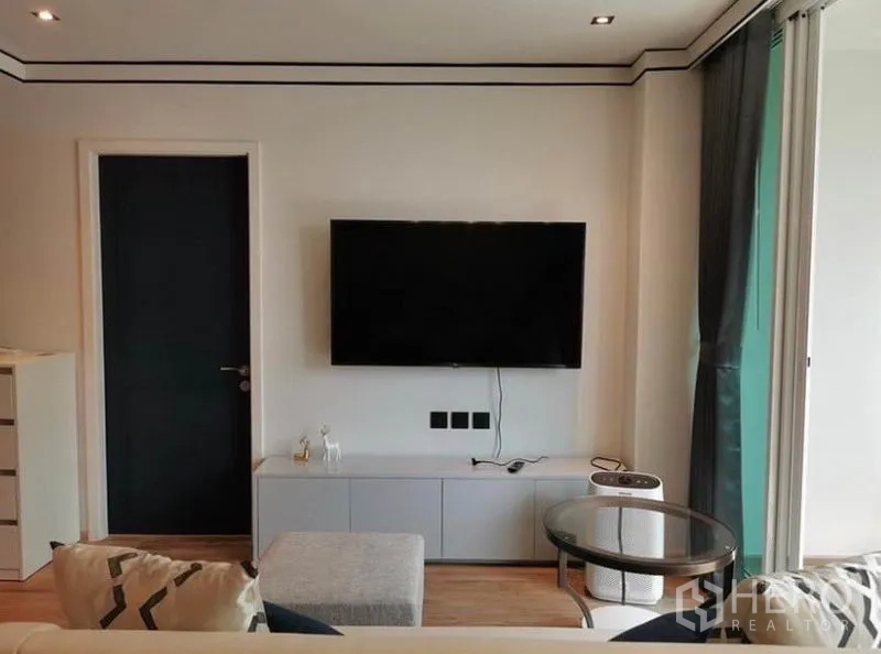 คอนโด ให้เช่าในSathon, Bangkok - ผนังทีวีติดจอแบน พร้อมตู้วางของ ข้างประตูกระจกบานเลื่อน