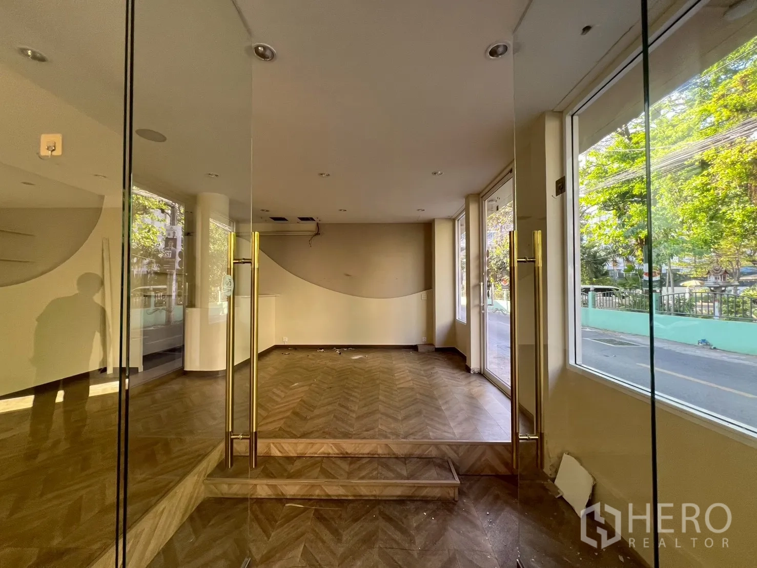 พื้นที่ขายปลีก ให้เช่าในWatthana, Bangkok - ประตูกระจกคู่มือจับสีทอง มีขั้นบันไดและหน้าต่างมุมติดถนน