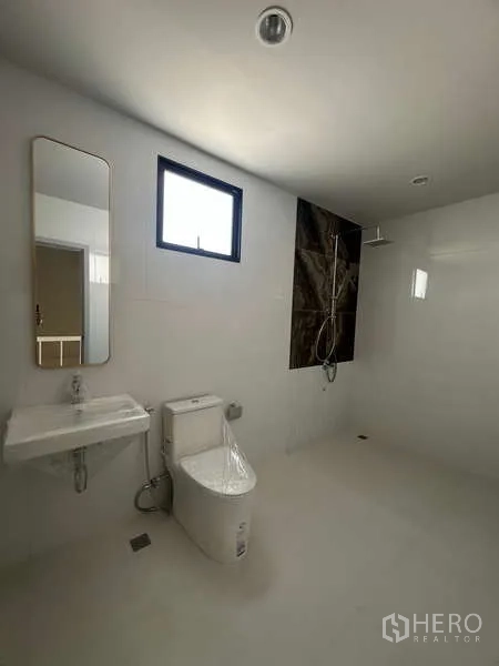 โรงงาน ขายในLam Luk Ka, Pathum Thani - ห้องน้ำสะอาด พร้อมโถสุขภัณฑ์ อ่างล้างมือ ฝักบัว และช่องแสง