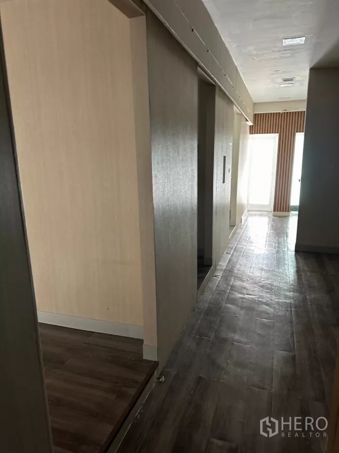 อาคารพาณิชย์ ขายในWatthana, Bangkok - โถงแบ่งสัดส่วน พื้นไวนิลลายไม้ รับแสงธรรมชาติปลายทางเดิน.