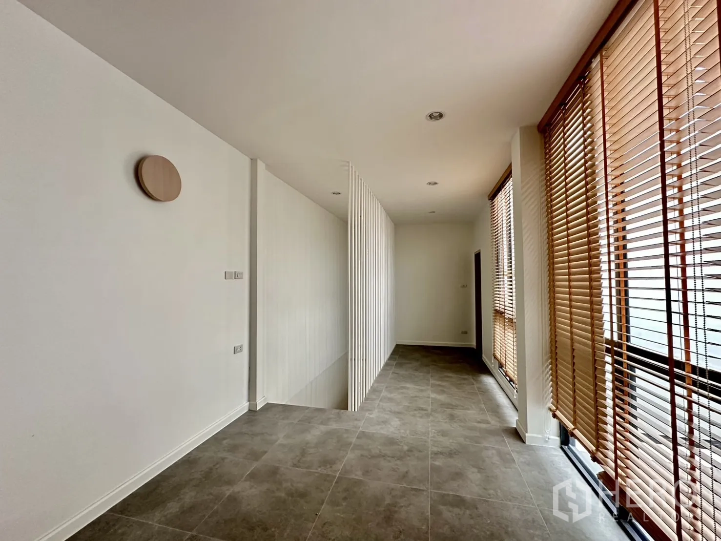 带办公室的家 出租在Phra Khanong, Bangkok - 三层走廊，大窗配木百叶与白色栏杆。